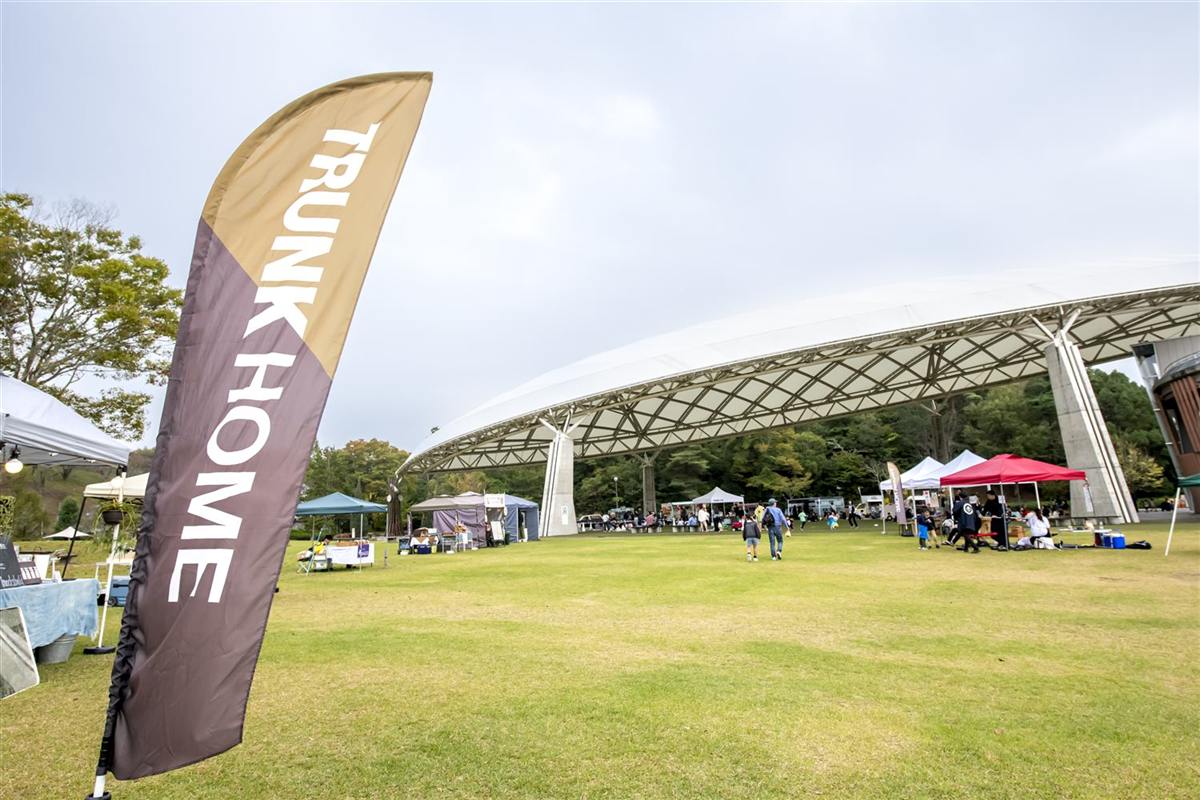 TRUNK HOMEのフラッグが立つ会場