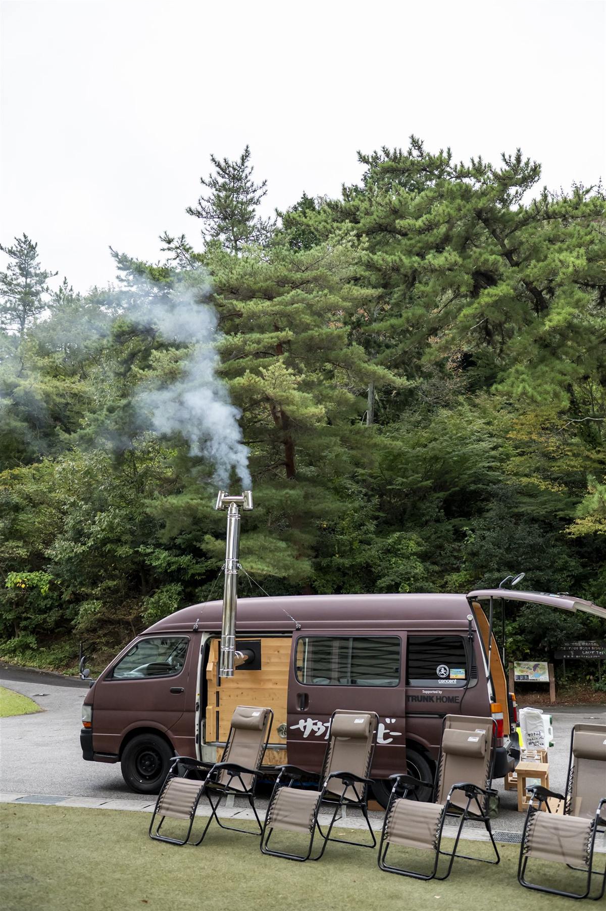 森に停まるキッチンカー