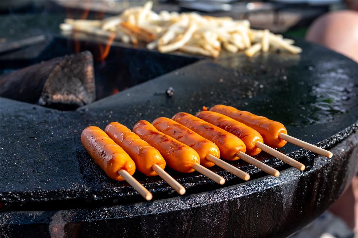 グリルで焼かれるソーセージ