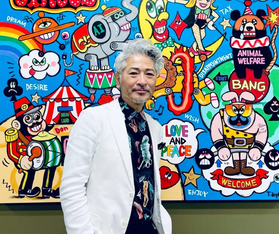 作品の前に立つ青山哲士さん