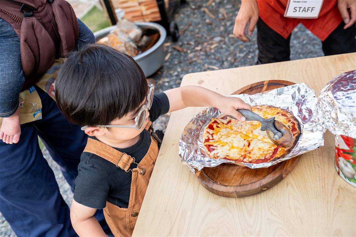 ピザづくりを楽しむ子ども